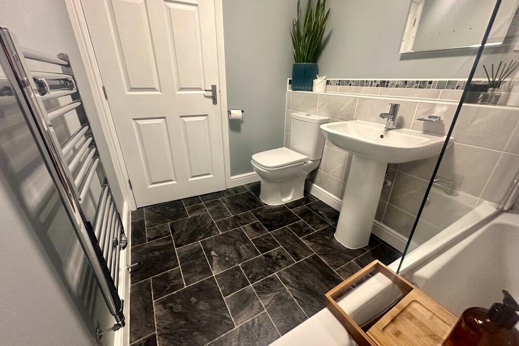 Bathroom Suite (2) 