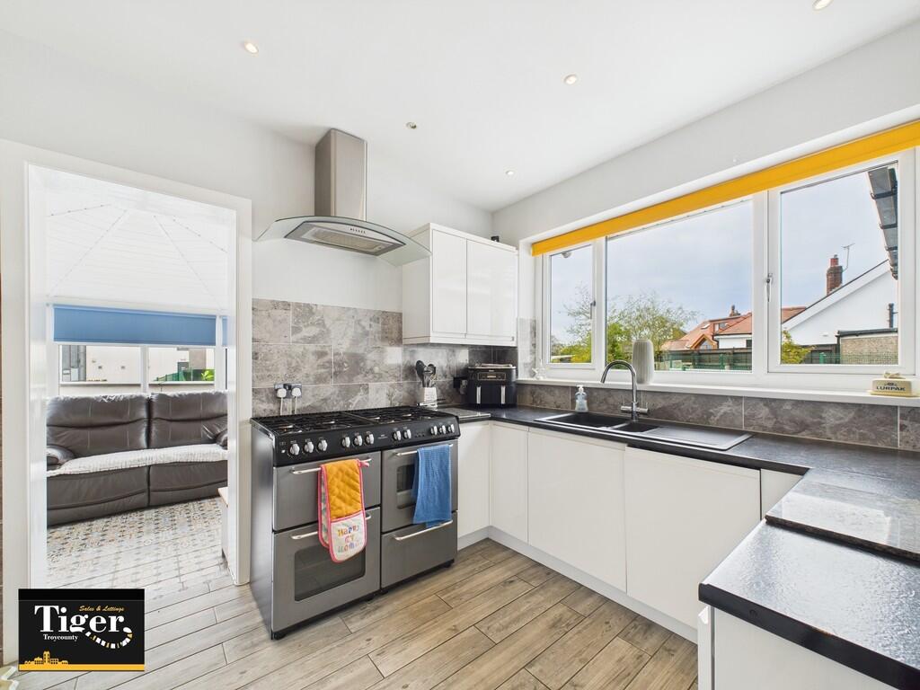 CAM02176G0-PR0552...