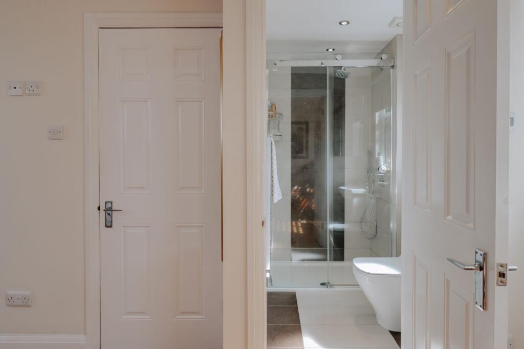 Main bedroom en-suite