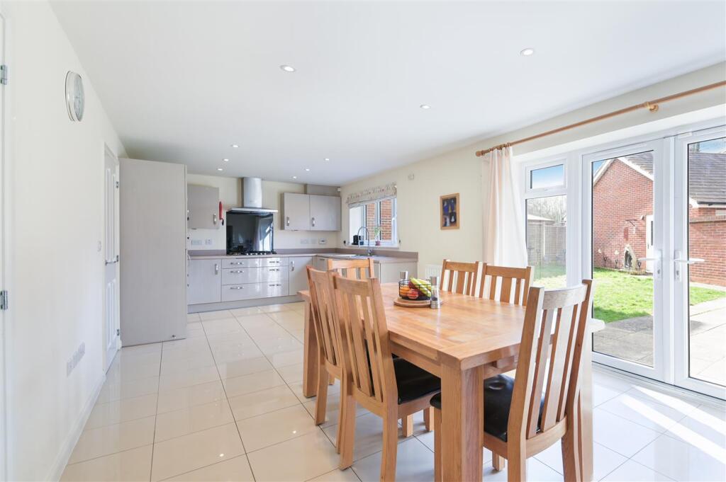 RONA MACLEAN CLOSE, (19).jpg