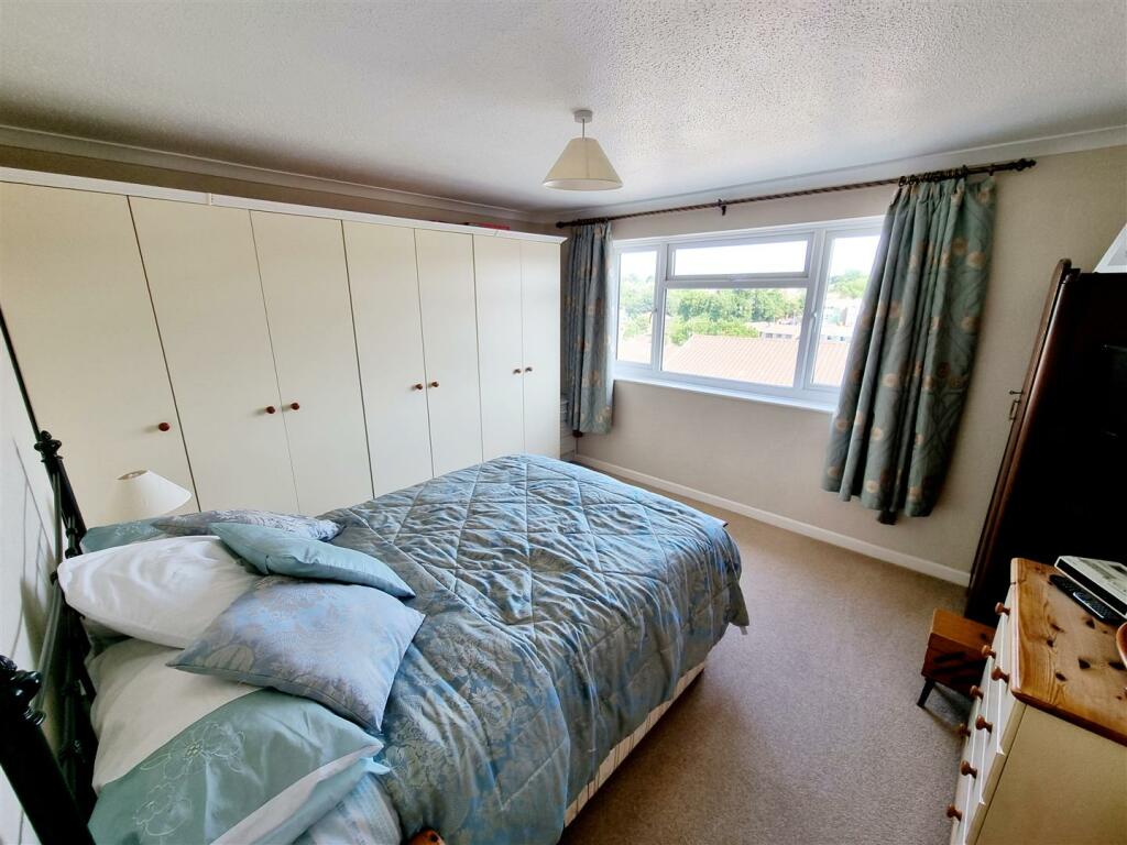Bed 1.jpg