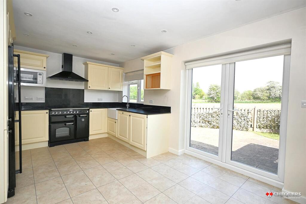Kitchen/ Dining room