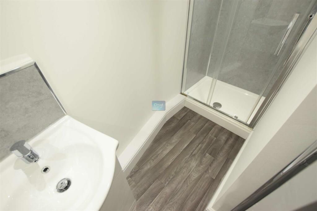 Apt 5 Bathroom.JPG