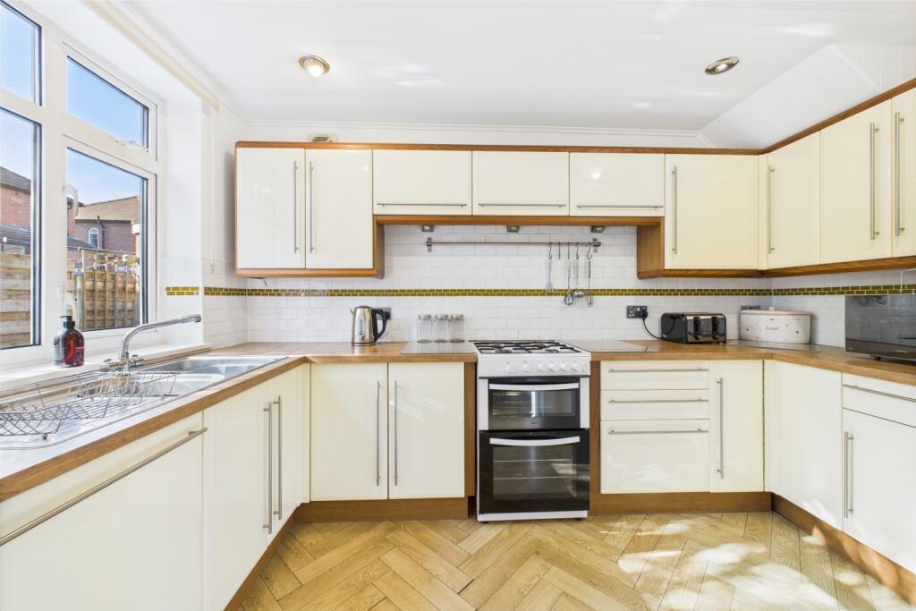 CAM03162G0-PR0264-STILL006