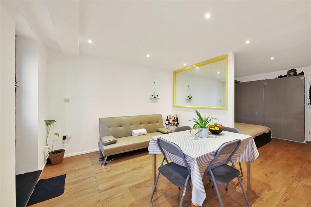 122 Tottenham Road - IbMGvaJIlxjfRsLiwfZc.jpg