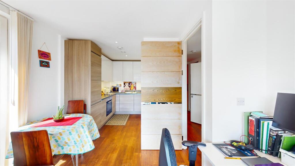 43 Baroque Gardens, Mary Rose Square - jISTG7zYRxR