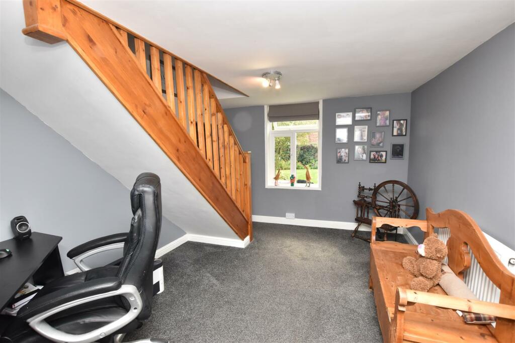 ENTRANCE HALL/HOME OFFICE