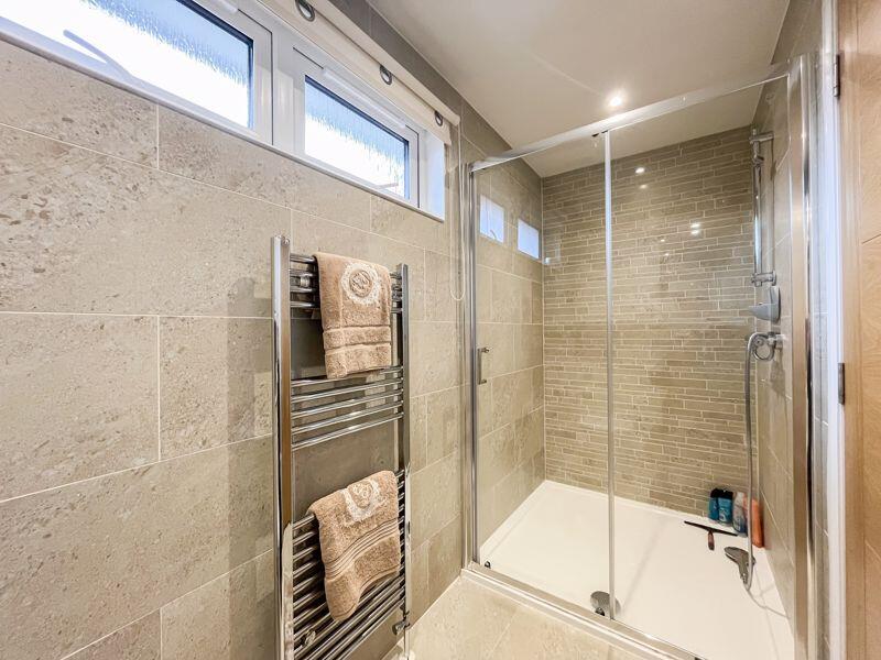 EN-SUITE SHOWER ROOM