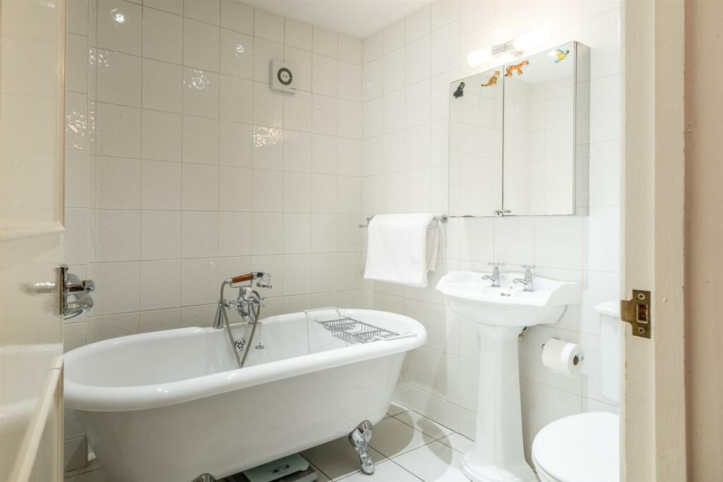 En Suite Bathroom.jpg