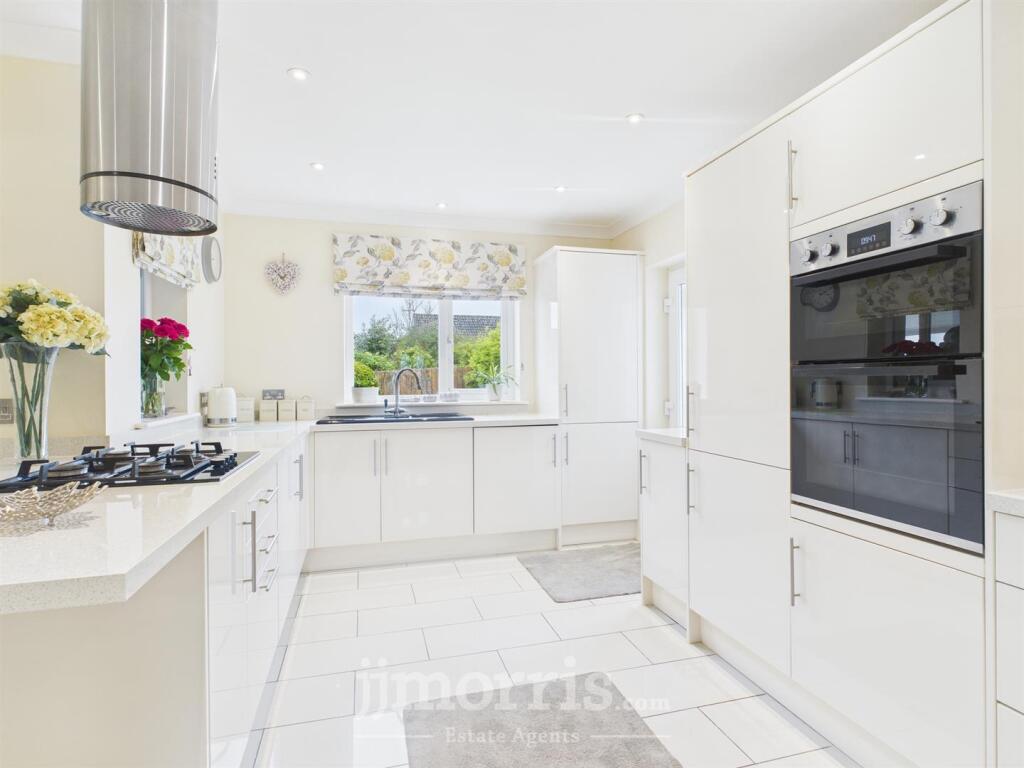 Kitchen/Dining Area