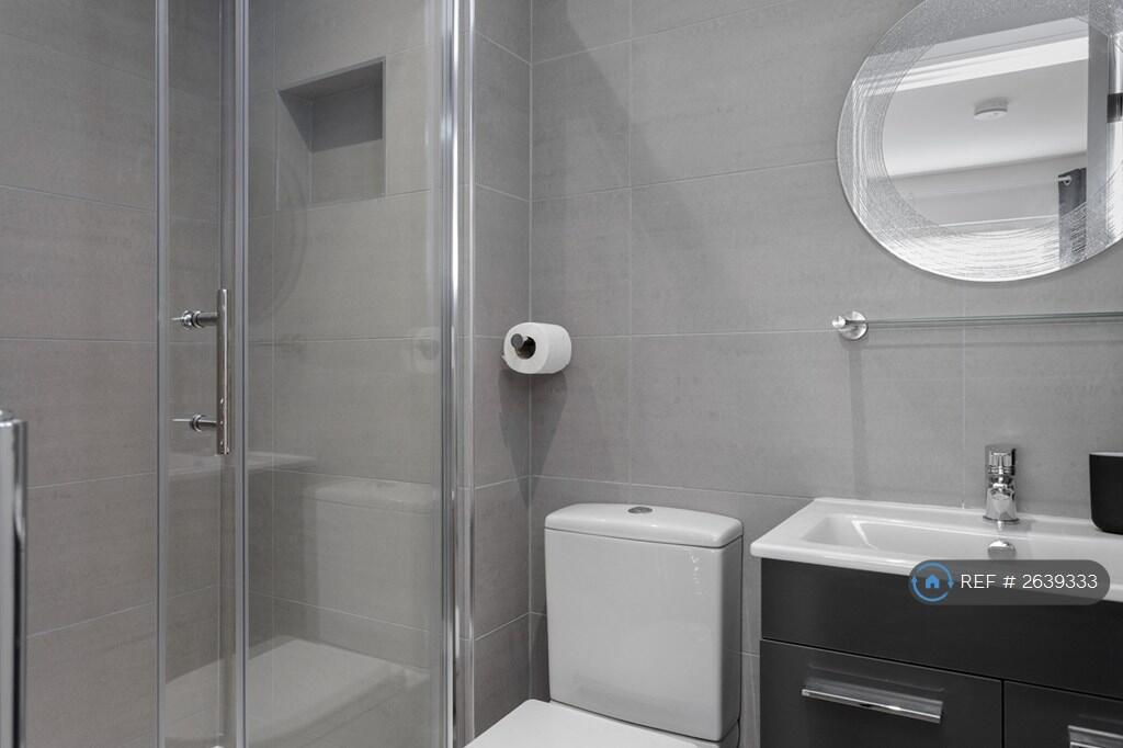 Private Ensuite - Bedroom 6