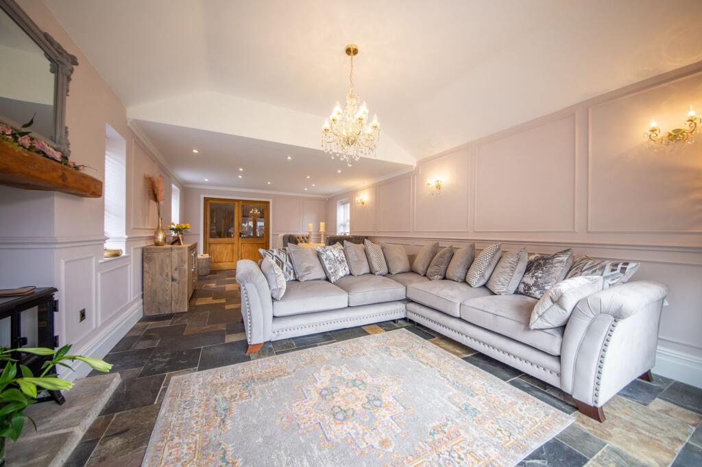 LIVING/DINING ROOM