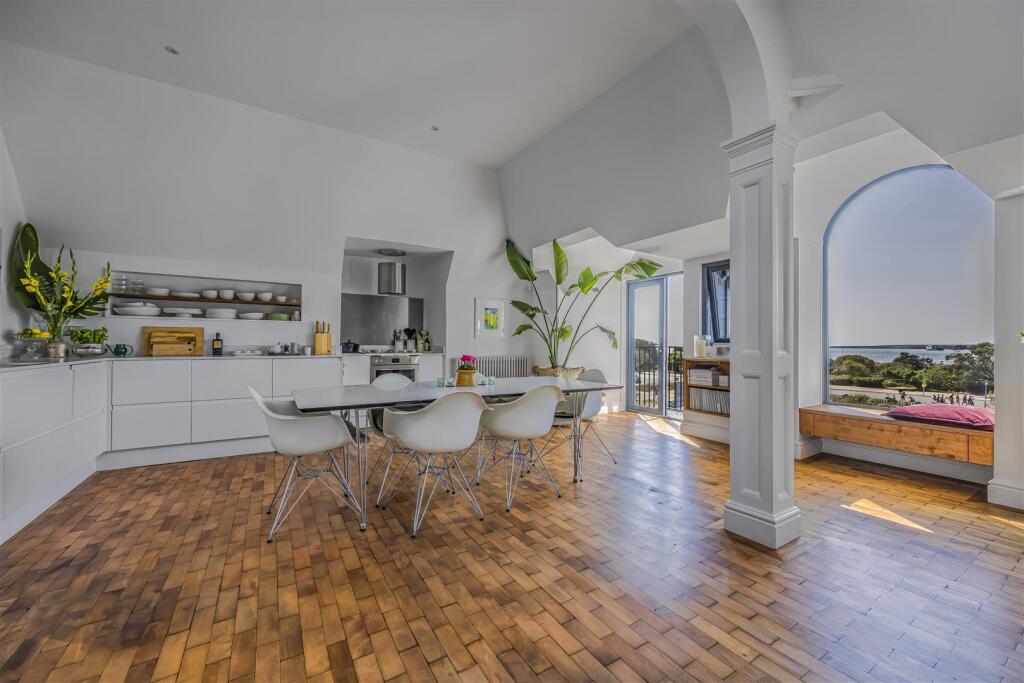 38_MS23_Frontroom_Kitchen.jpg