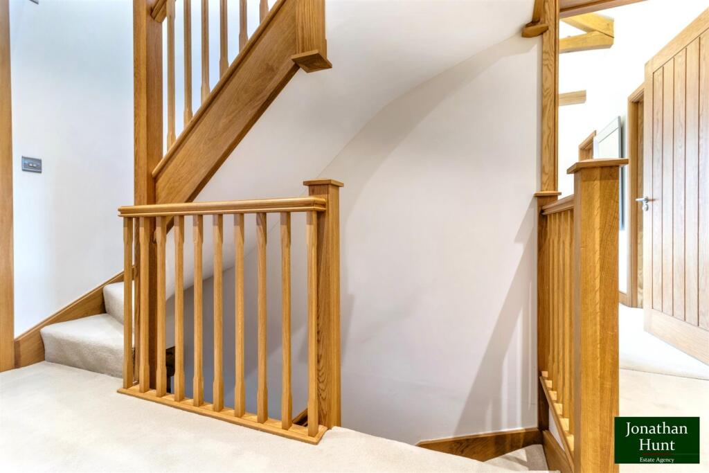FIRST FLOOR LANDING