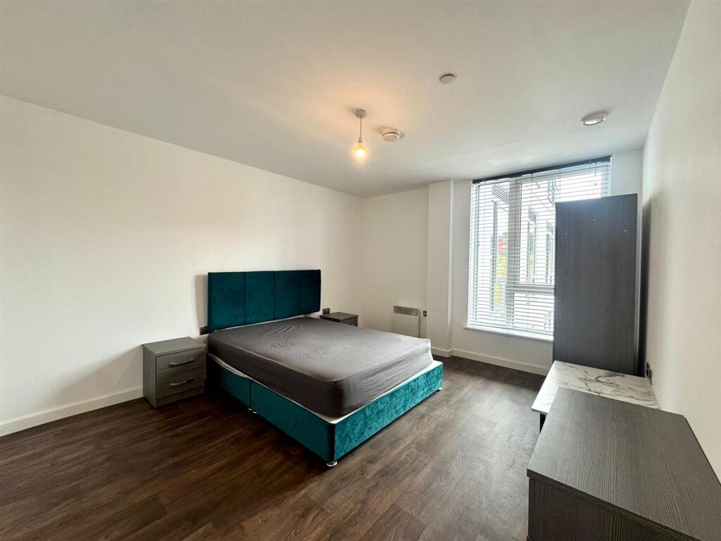 Main bedroom pic 1.jpeg