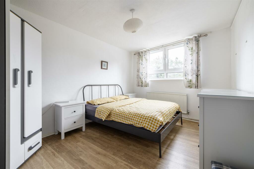 Brading Crescent E11