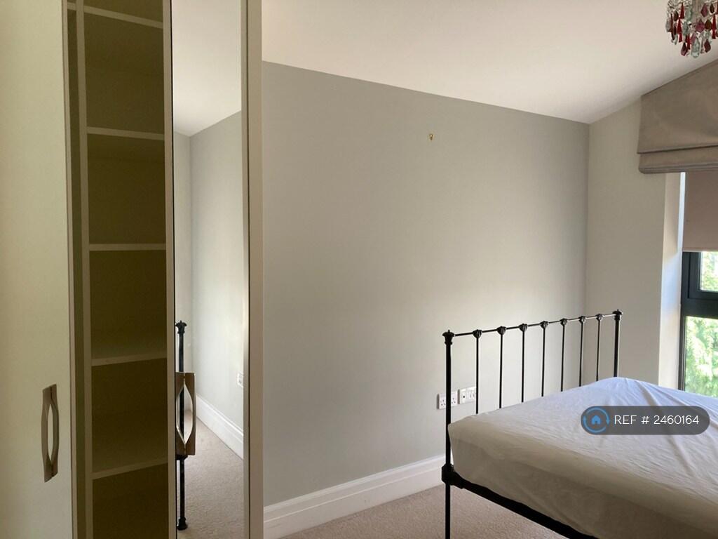 Ample Storage Bed2