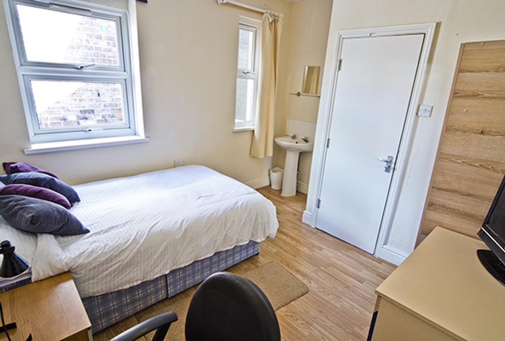 A bright and tidy double bedroom featuring a co...