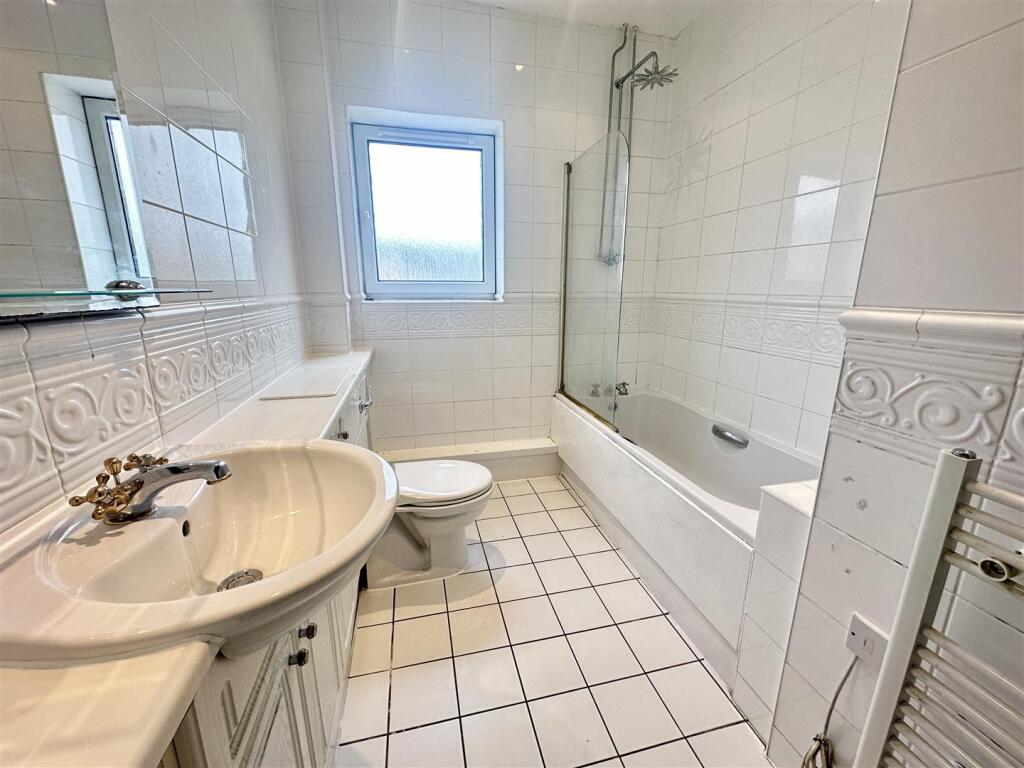 main bathroom.jpg