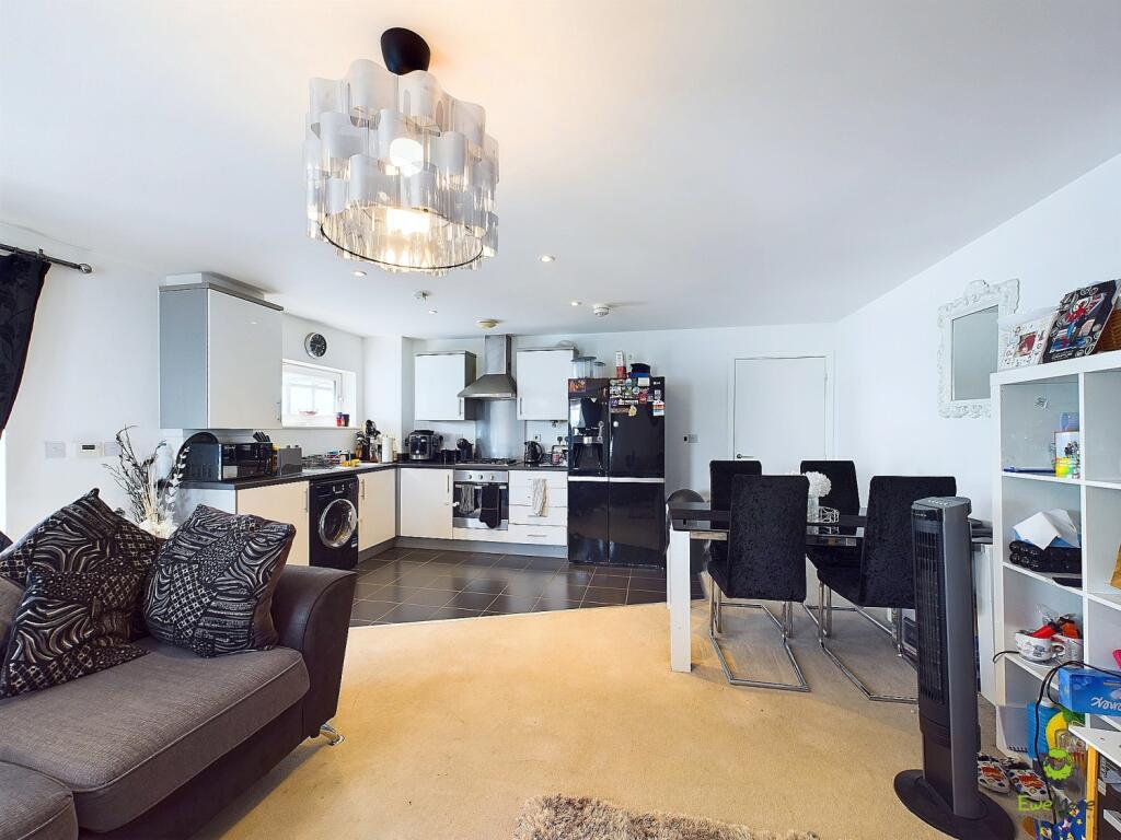 CAM03418G0-PR0113-STILL013