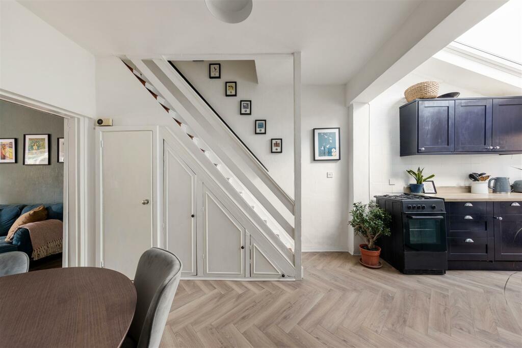Chestnut Avenue, E7