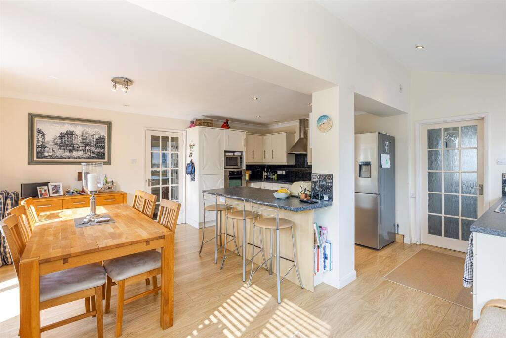 A10 - 14 Crestway, Strete - 250812.jpg