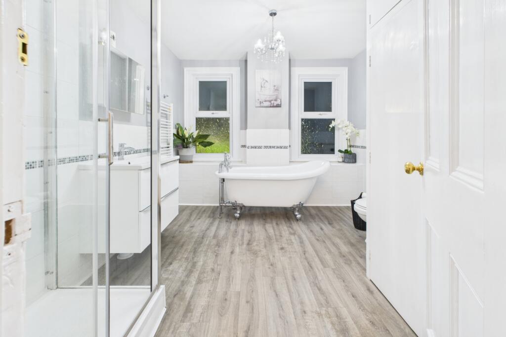 EweMove Spalding - Pinchbeck Rd - Main Bathroom