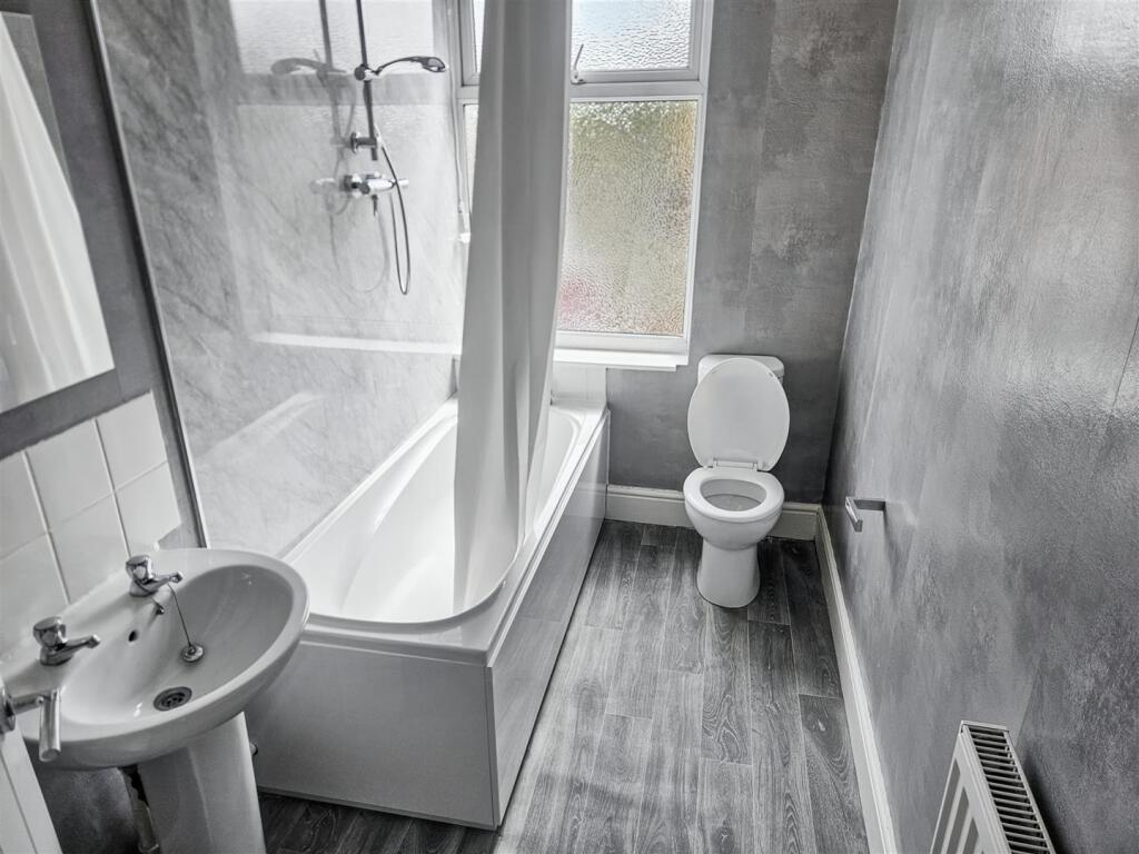 Bathroom 2.jpg