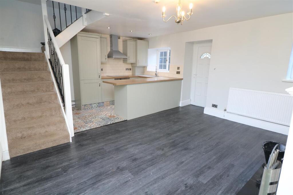 OPEN PLAN LOUNGE KITCHEN
