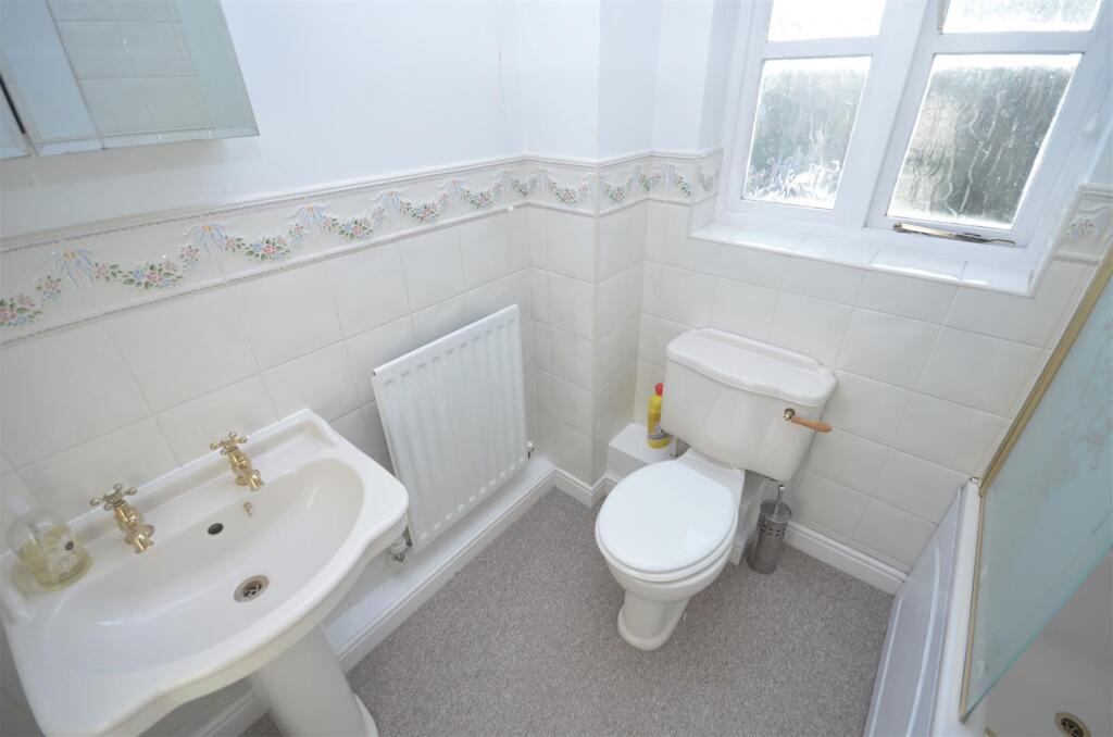 bathroom 2.jpg
