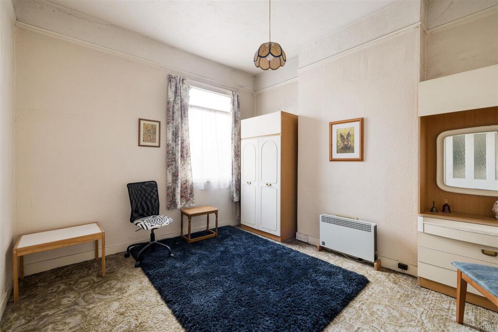 Chelmsford Road, E18