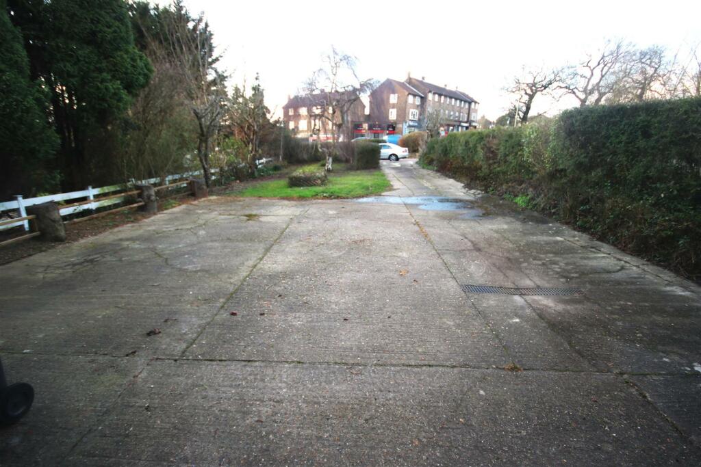VERY DEEP FRONT GARDEN: