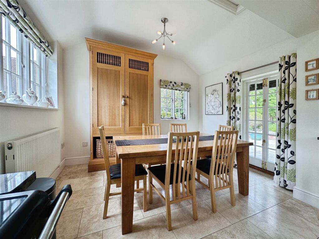 c2ebe842--4C9D-B1F5-F80A093C9B1F-66306-00001570F1E