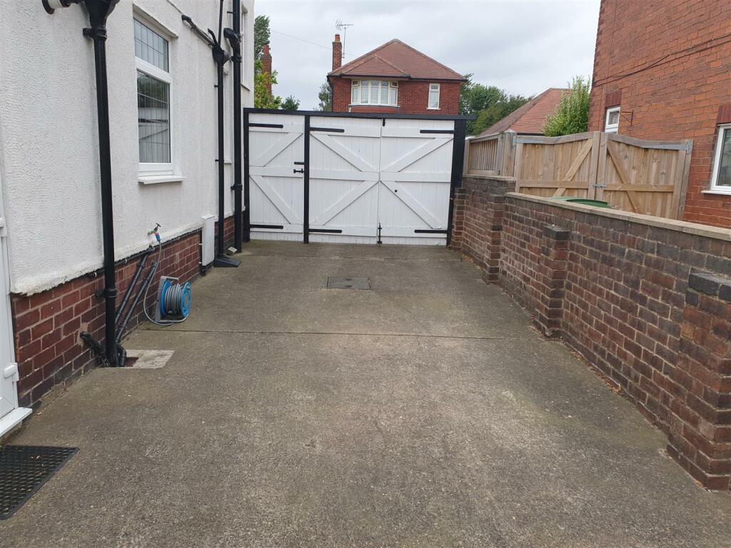 ADDITIONAL OUTSIDE PHOTOS