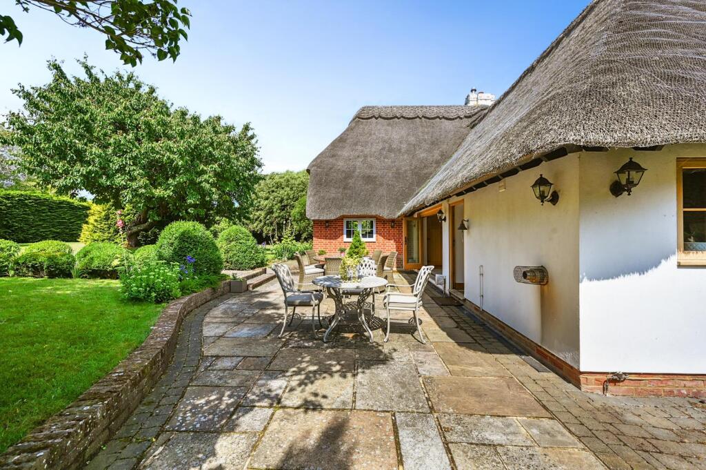 Tickham Cottage ME90HS (43).jpg