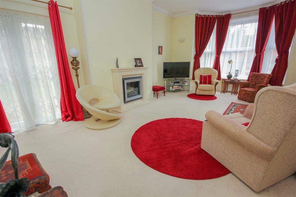Lounge 1.jpg