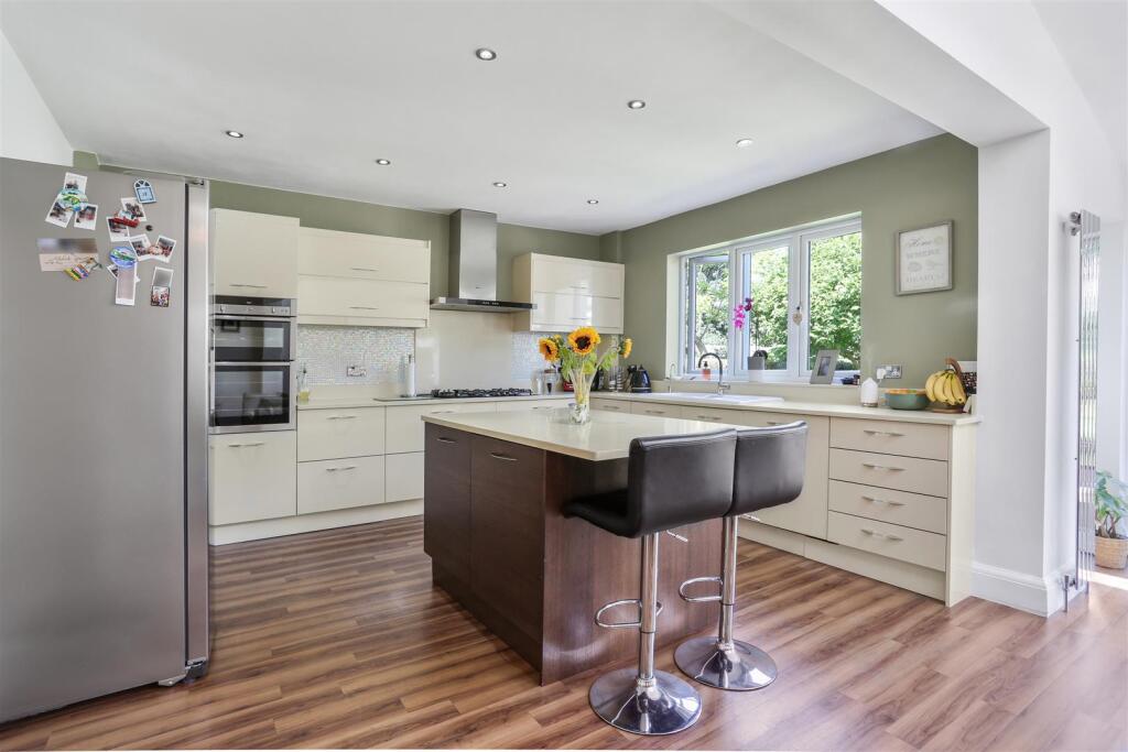 630631790 - 195 Woodcote Road, SM6 1.jpg