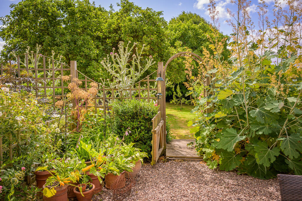 Archway and Garde...