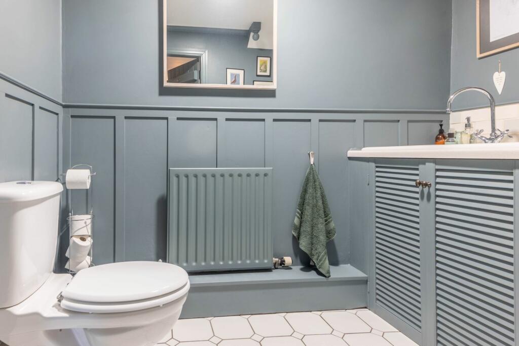 DOWNSTAIRS TOILET/UTILITY ROOM