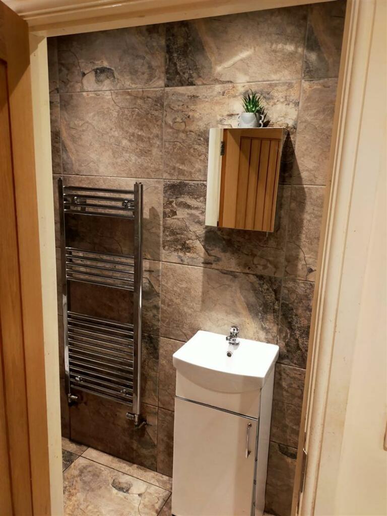 bathroom 1.jpg