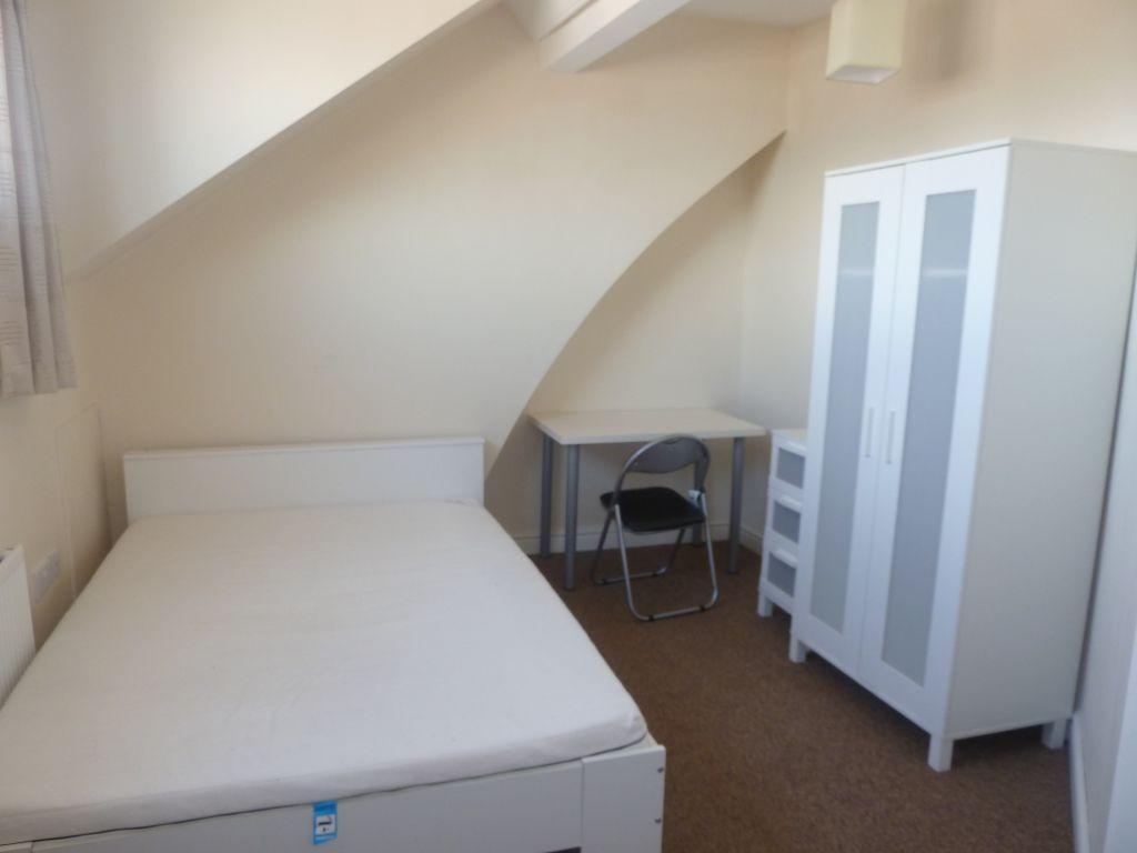 A neat and well-maintained single bedroom featu...