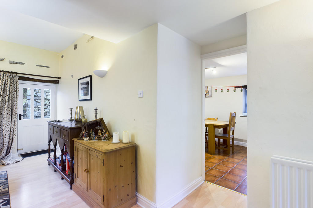 Snug to Kitchen