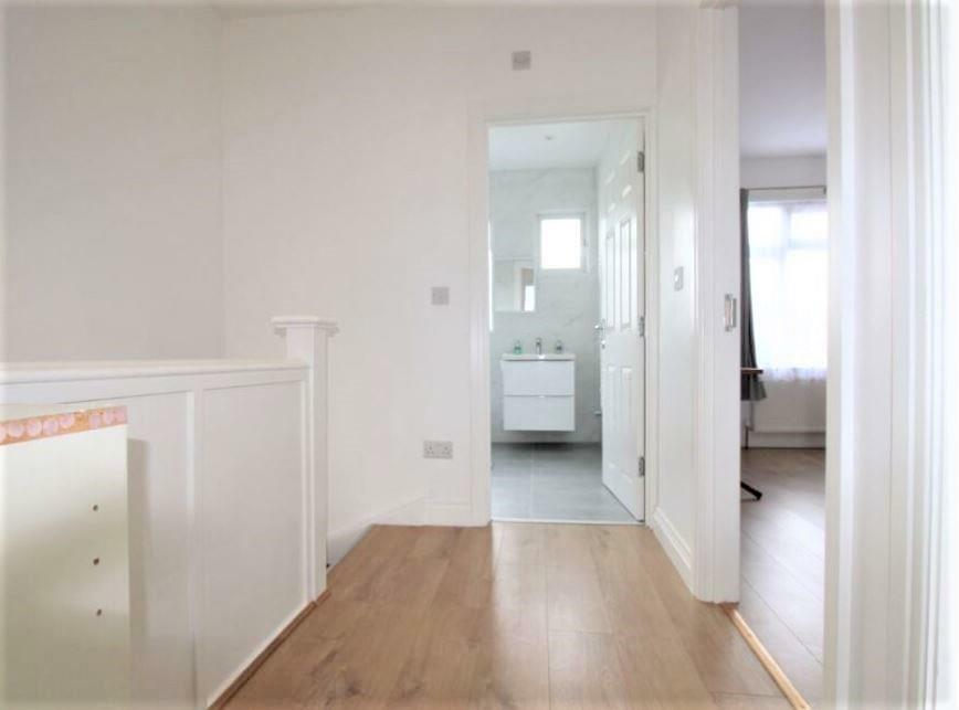 95 Princess avenue corridoor upstairs.JPG