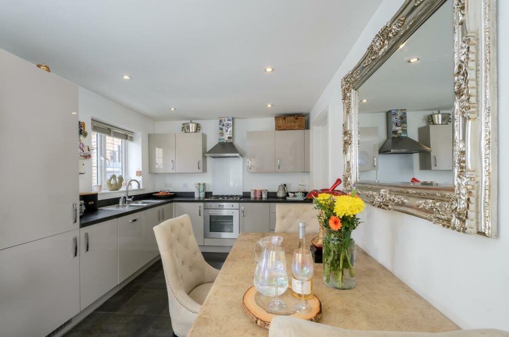 KITCHEN / DINER