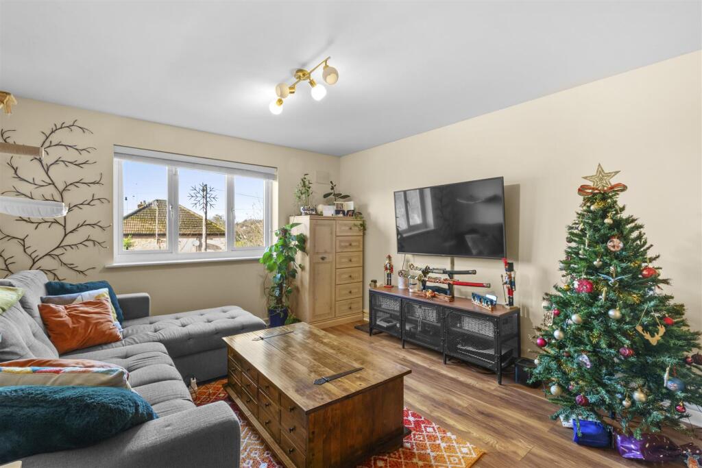 12 Ives House, Ercolani Ave, HP13 7FZ-4.jpg