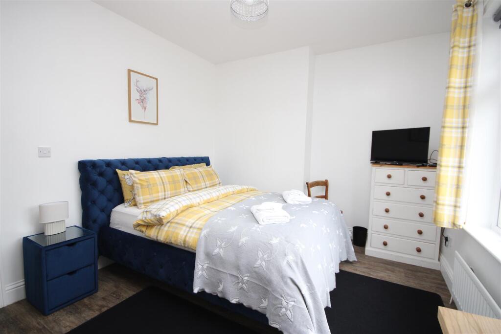 Bedroom 1 (Front)