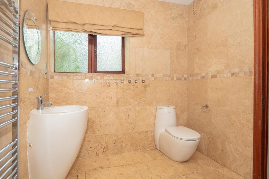 EN-SUITE BATHROOM