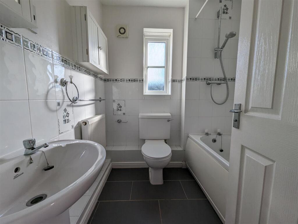 Main Bathroom.jpg
