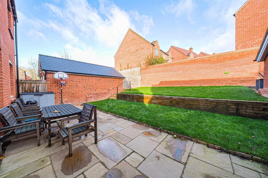 12 Plantation Lane, Towcester (11).jpg