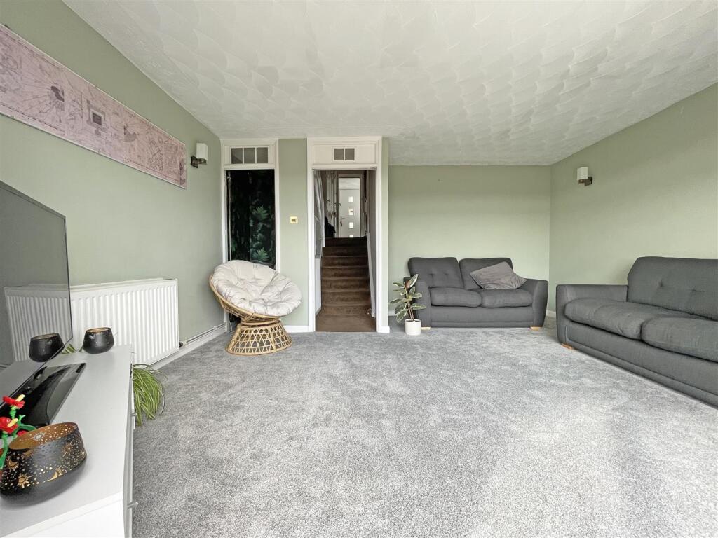 Ditton Court 7 - Lounge 2.jpg